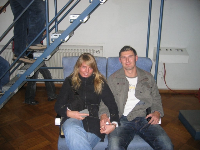 Tine und Axel auf Flugzeugsitzen im Verkehrsmuseum
