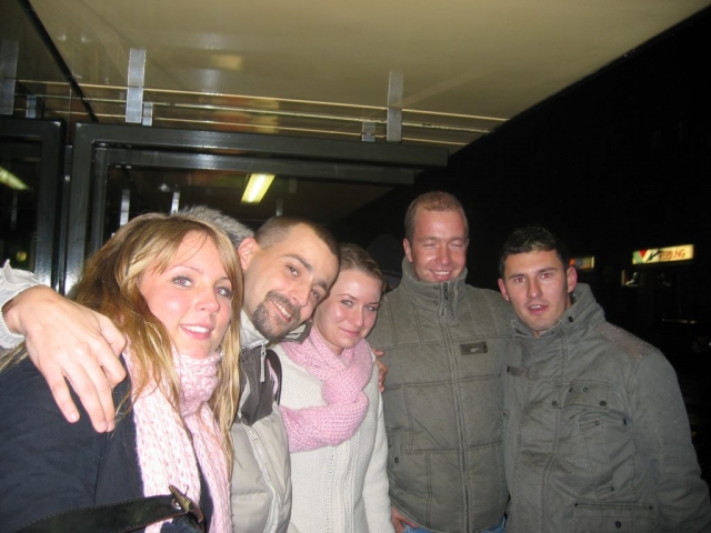 Warten auf die Straßenbahn in die Altstadt.