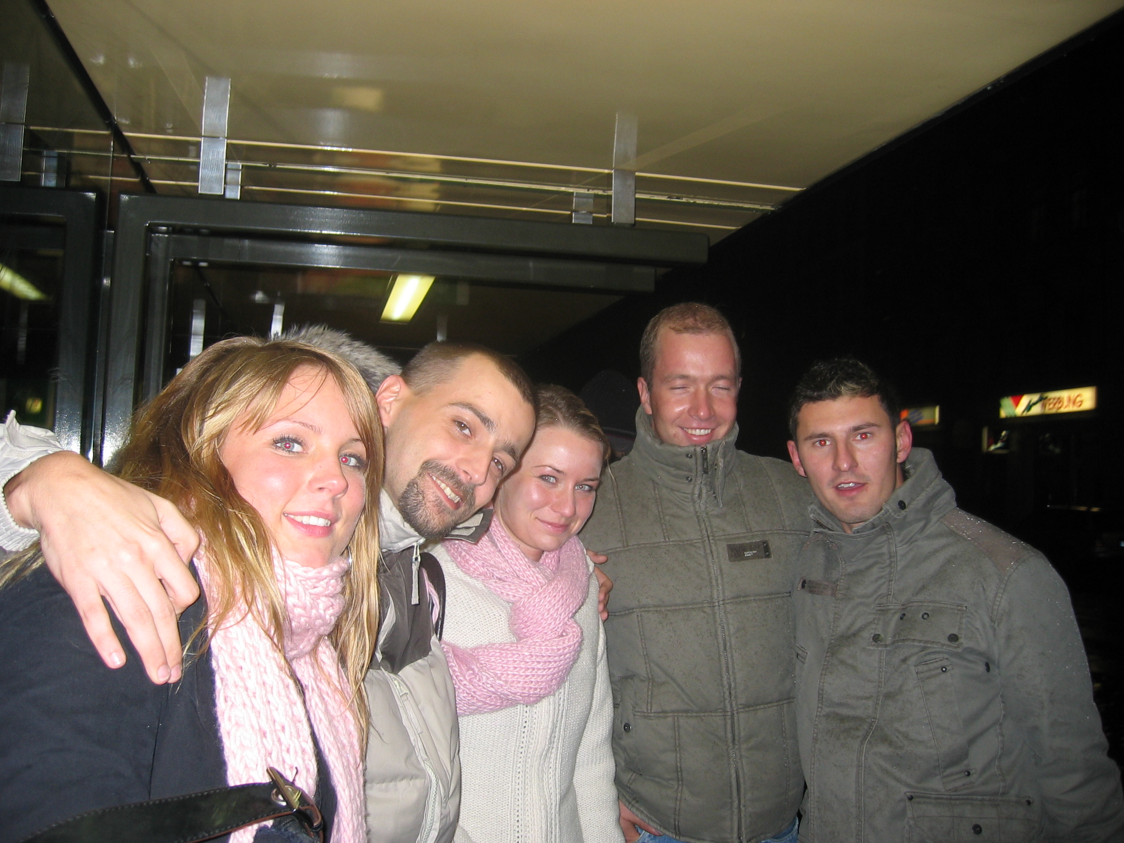 Warten auf die Straßenbahn in die Altstadt.