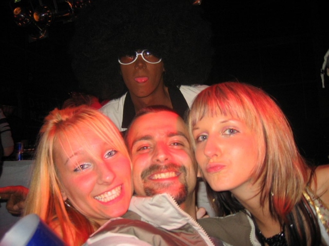 lasst uns Party machen mit dem Afro da hinten