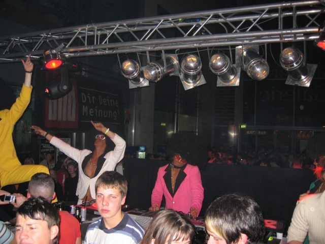 und die Männer mit den Afros gehen ab