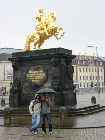 Axel und ich vor dem goldenen Reiter