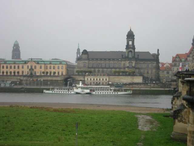 Die Elbe mit allem wichtigen im Hintergrund