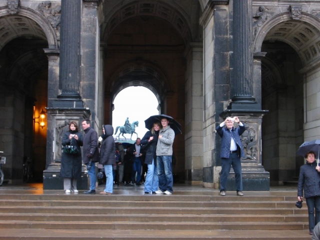 Tine und Axel am Eingang zum Dresdener Zwinger