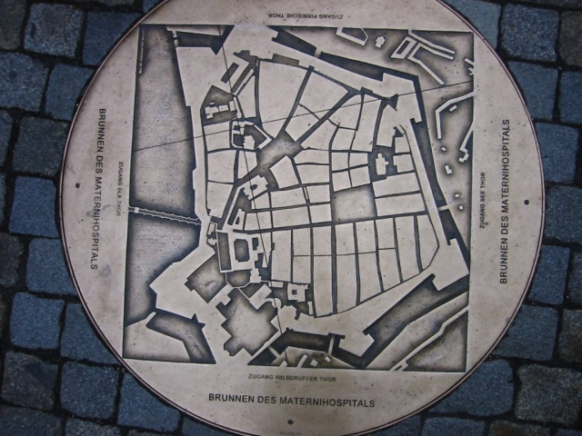 Bronzeplatte (Brunnen des Maternihospitals)