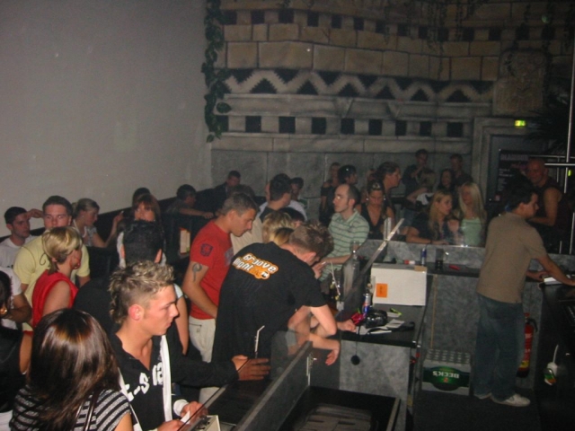 An der Bar wartet man natürlich