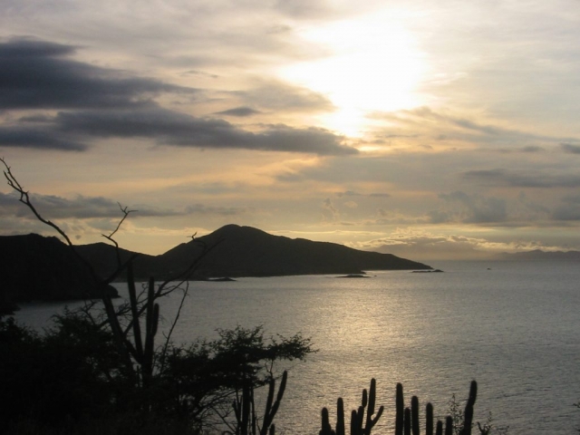 Sonne, Wolken, Hügel, Meer