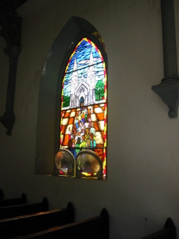 Bunte Fenster in der Kirche