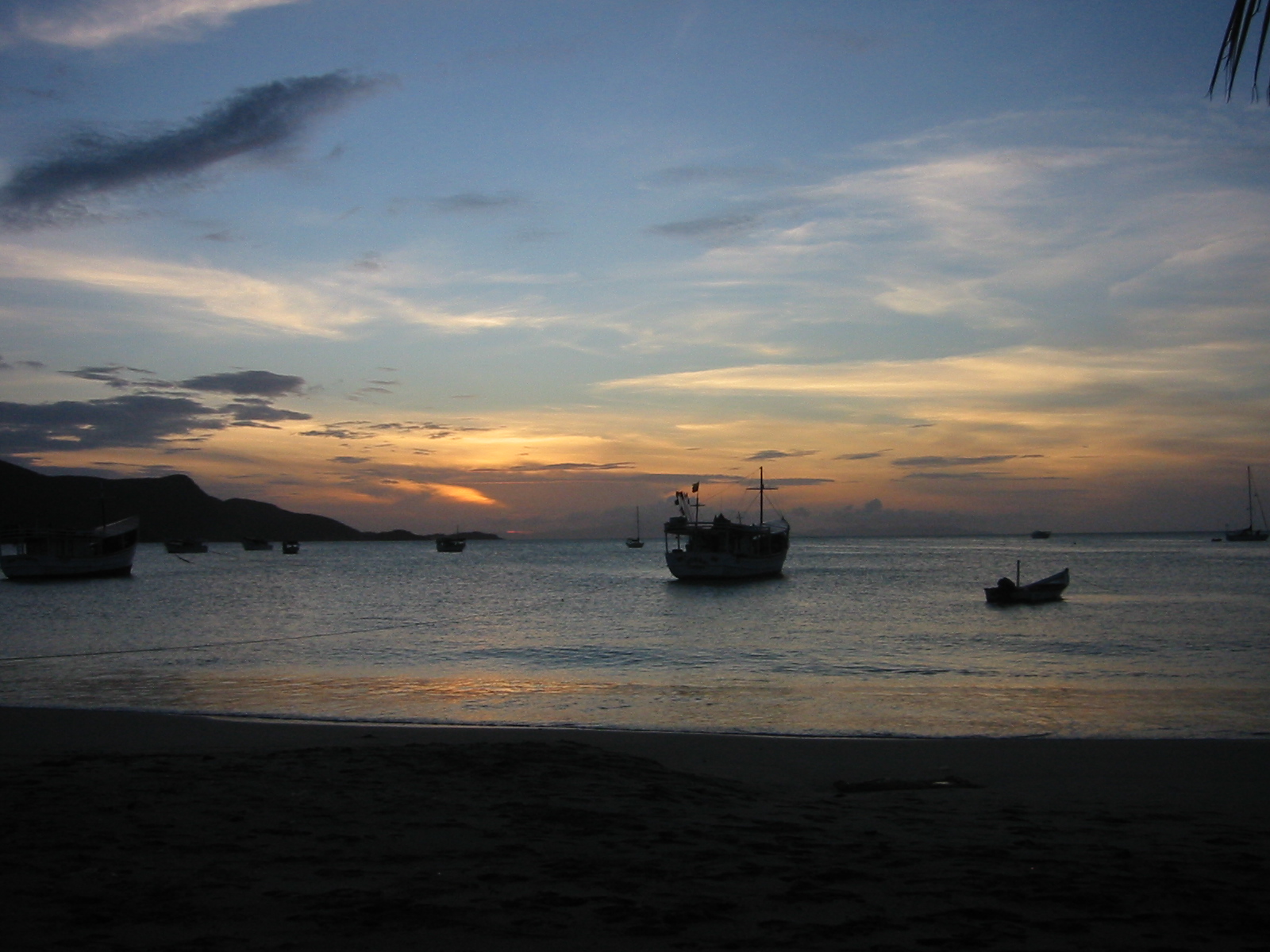 Boote vor Sonnenuntergangshimmel