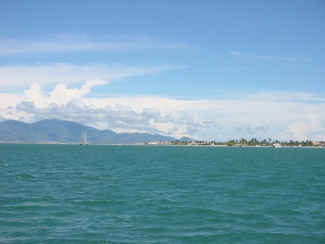 Isla Coche mit Bergen im Hintergrund