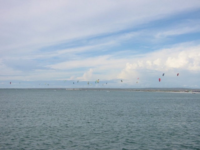 Bestes Wetter am schönsten Strand zum Kite-Surfen