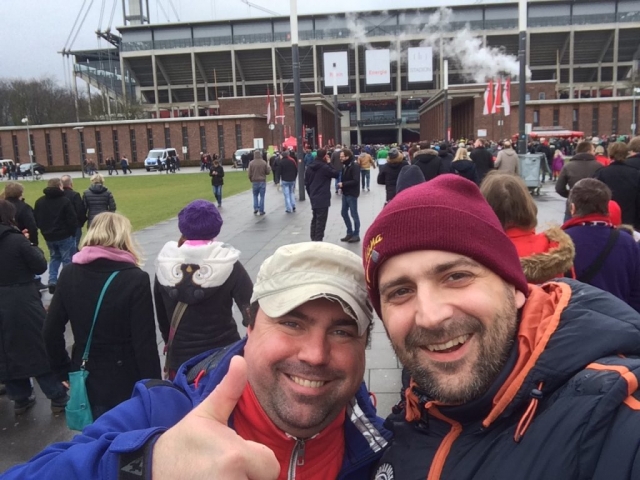 Die Massen stürmen zum Stadion und wir mittendrin