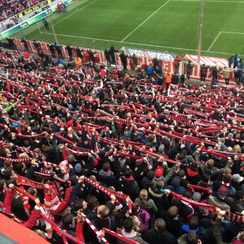 die treuen Köln Fans singen ihre Hymne