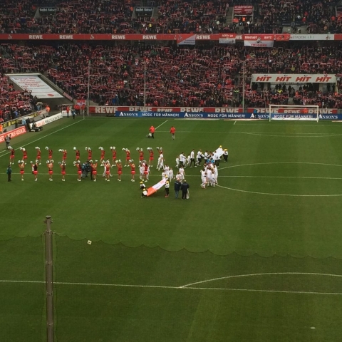 Cheerleeder heizen ein.. Gleich geht es los..
