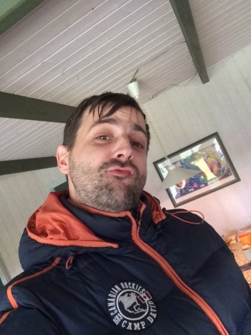 Mätthes mit Duckface im Ferienhaus