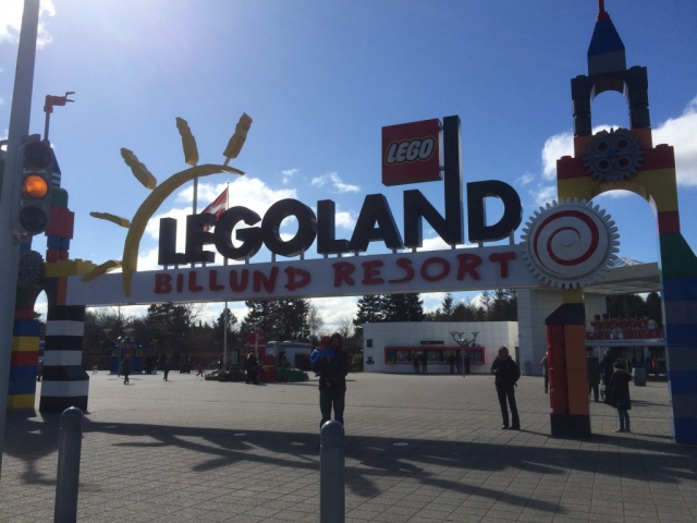 Papa und Sohn vor dem Haupteingang