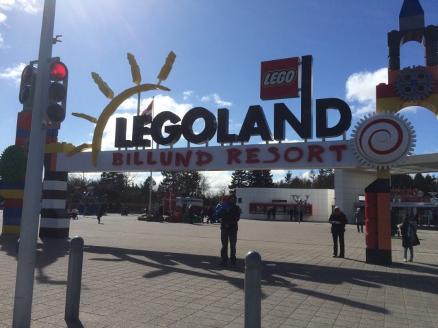 Nochmal Papa und Junior unter dem Legoland Eingangsbereich