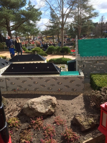 Der Stein vorne ist ein echter Stein und nicht aus Lego ;-)