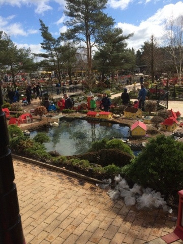 Stadt an einem See aus Legosteinen