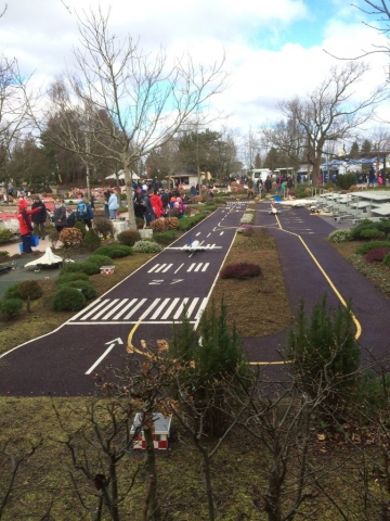 Flughafen mit Flugzeugen aus Legosteinen - Die Flugzeuge sind auf der Start/Landebahn sogar gefahren