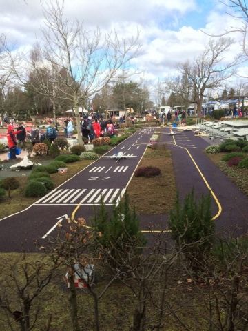 sich bewegende Flugzeuge aus Legosteinen