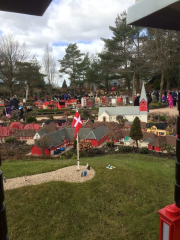 Flagge von Dänemark von Legomännchen gehisst