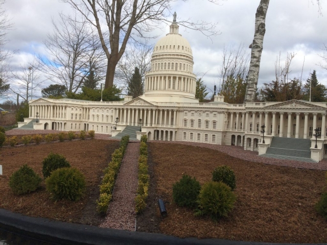 US-Capitol aus Legosteinen komplett mit angelegtem Garten