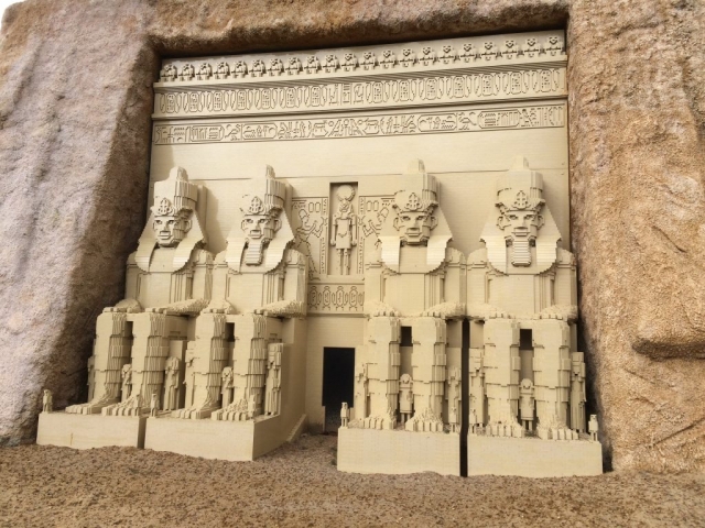 ägyptischer Abu Simbel Tempel Denkmal aus Legosteinen