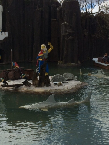 Haie und Pirateninsel mit Pirat aus Legosteinen
