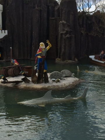 Rumfass, Papagaien, Pirat, Haie, Schildkröten alles aus Legosteinen