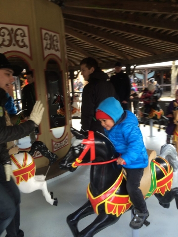 Junior auf nem Karusell im Legoland