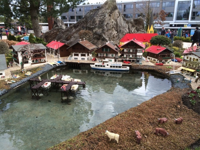 Stadt am See Miniaturnachbildung aus Legosteinen