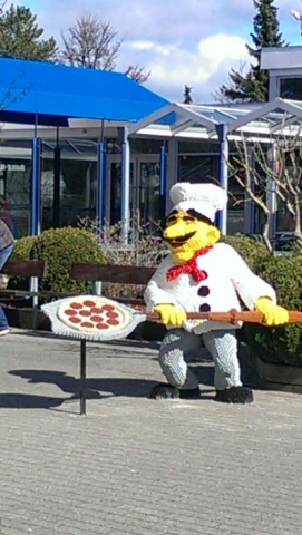 Legostein-Pizzabäcker mit Legostein-Pizza