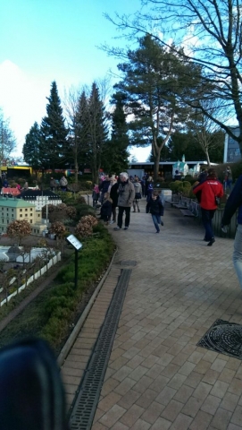 Opa spaziert durch die Miniaturlandschaft