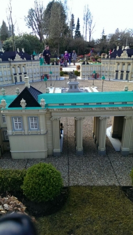 Ich glaube der Dresdner Zwinger in Miniaturformat aus Legobausteinen