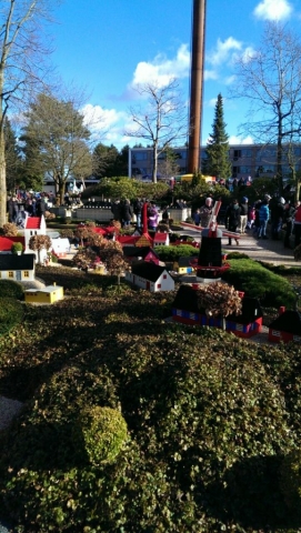 Opa hinter der sich drehenden Windmühle