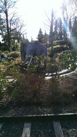 Und ab nach Afrika.. Elefanten aus Legosteinen