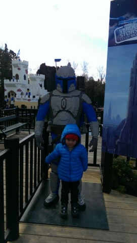 Junior mit einem Lego-Starwars Trooper