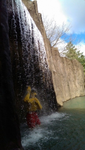 kleine Dusche unter dem Wasserfall