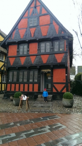 nochmal der Junior am Eingang vom Det Gamle Borgerhus (Kolding)