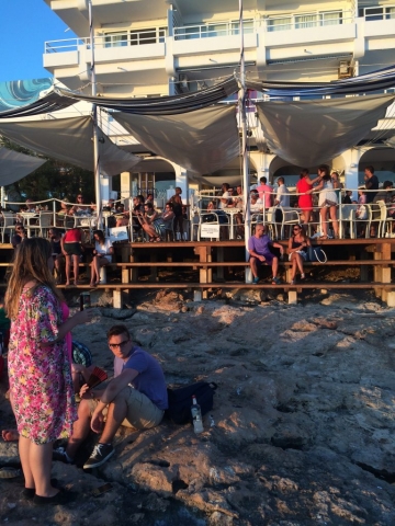 Das Berühmte Cafe del Mar an der Bucht Cala des Moro in Sant Antoni de Portmany auf Ibiza