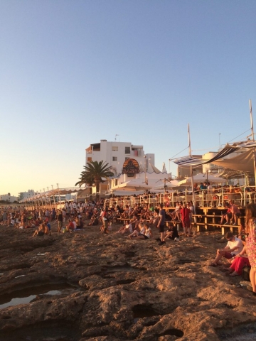 Leute kommen zum Sonnenuntergang zum Cafe del Mar