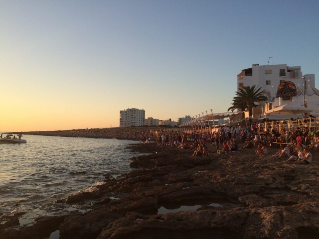 ... und schauen sich den besten Sonnenuntergang auf der Insel an