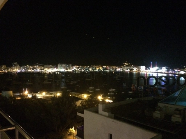 Der Blick vom Hotelbalkon in der Nacht