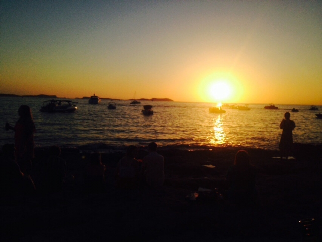 Sonne an der Bucht Cala des Moro mit Booten auf dem Meer