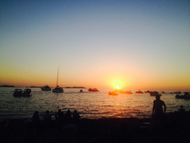 Sonnenuntergang an der Bucht Cala des Moro mit Booten auf dem Meer