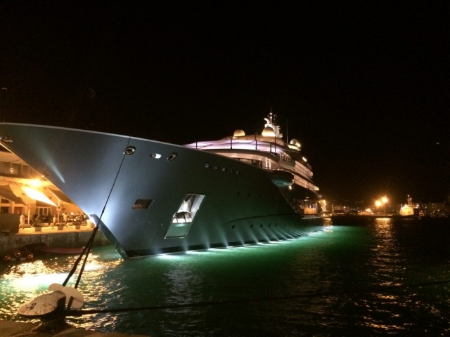 Yacht eines Milliardärs im Hafen von Ibiza Stadt