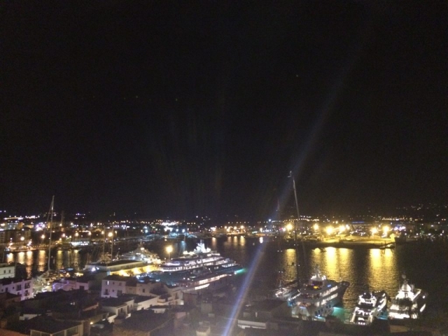 Blick vom Berg in Dalt Vila auf den Yachthafen von Ibiza Stadt