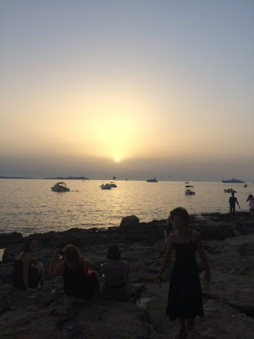 Wieder viele Menschen zum schauen des Sonnenuntergangs