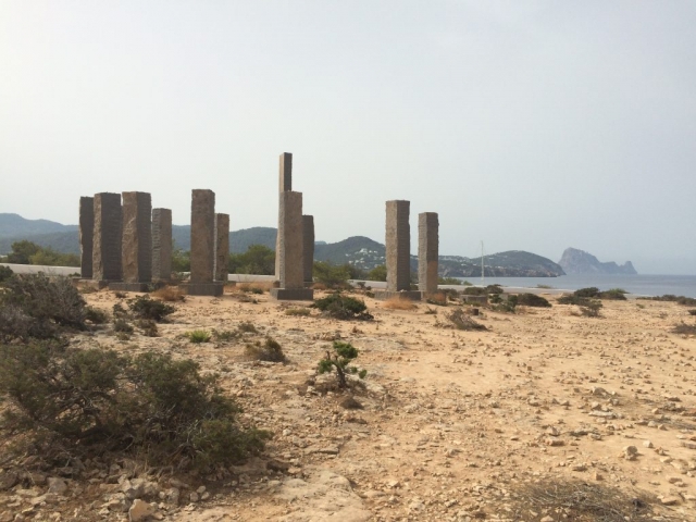 Modernes Stonehenge Cala Comte